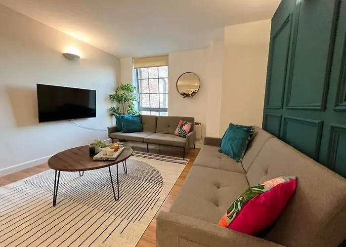 Spacious 2 Bedroom Apartment With Parking