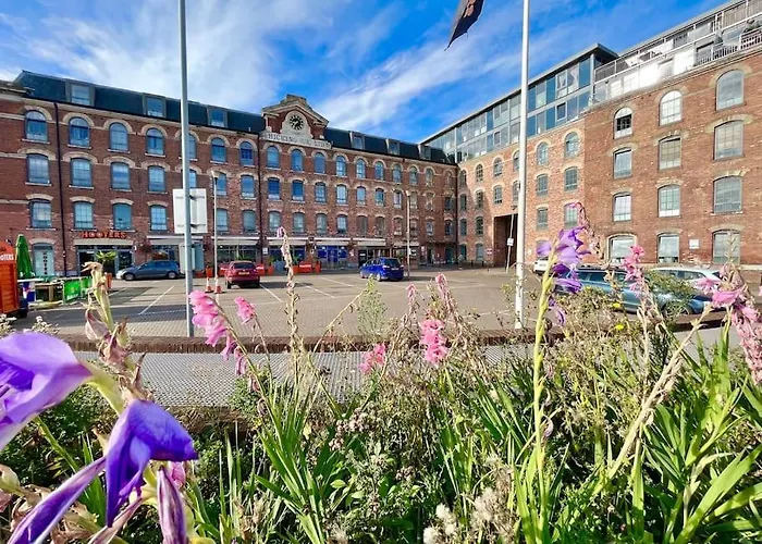 Spacious 2 Bedroom Apartment With Parking