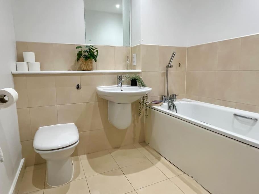 Spacious 2 Bedroom With Parking
